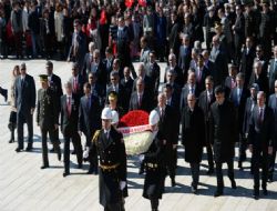 Şehitler için Anıtkabir de tören