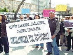 Öğrenci velilerinden çamur protestosu