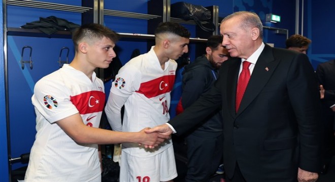 Cumhurbaşkanı Erdoğan, A Milli Futbol Takımı’nı soyunma odasında ziyaret etti