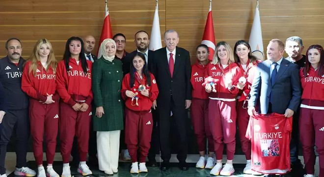 Erdoğan, Paralimpik Takımı Sporcularını AK Parti Genel Merkezi nde Ağırladı