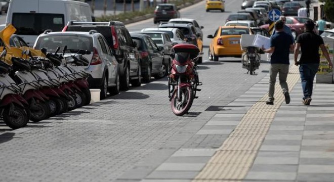 Kilit taşlı park alanını kaldırım sanıyorlar