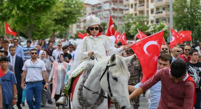 Şehit oğlunun törenine yüzlerce kişi katıldı