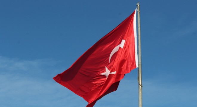 Türkiye nin en büyük bayrağı Samsun da dalgalanıyor