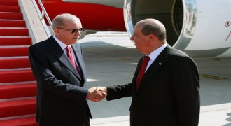 Cumhurbaşkanı Erdoğan'ı havalimanında KKTC Cumhurbaşkanı Tatar karşıladı